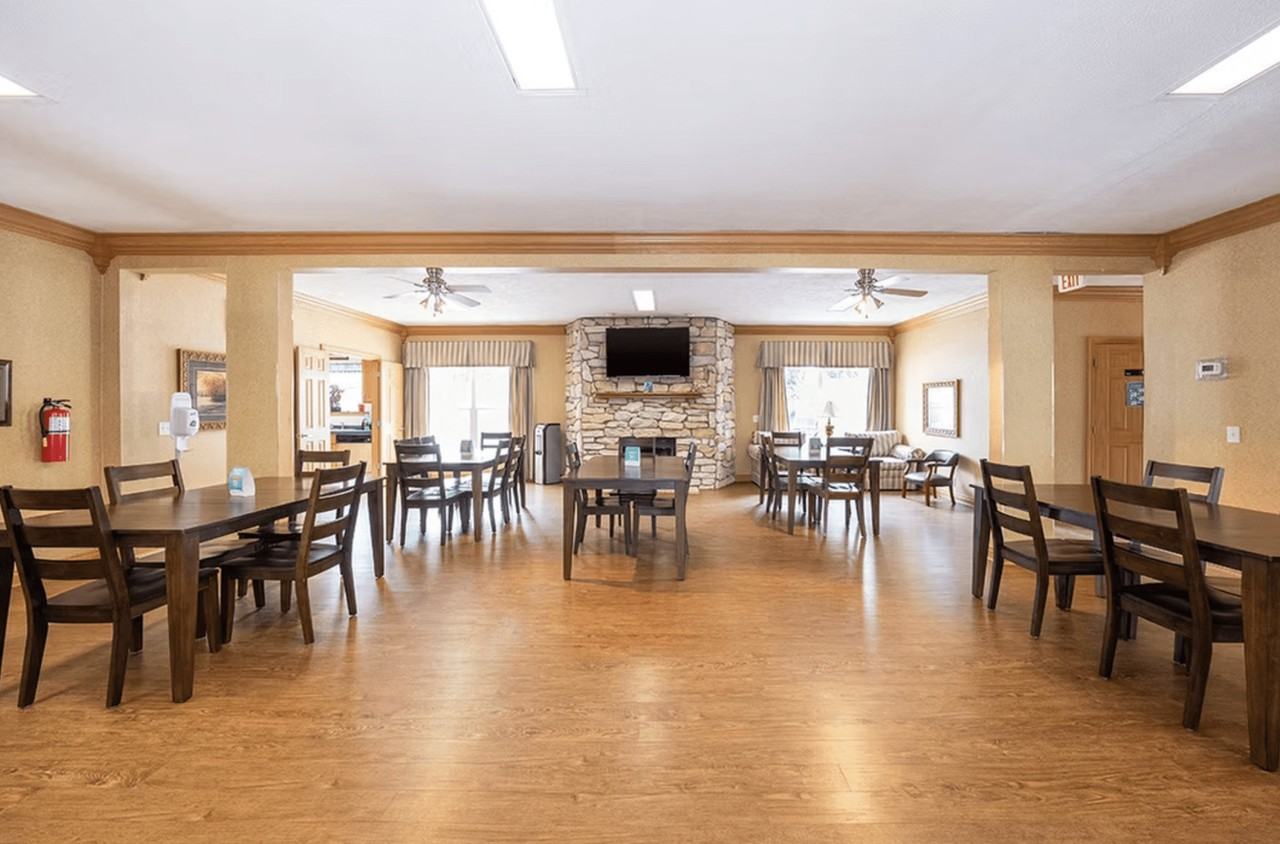 Williamsburg Manor - Photo 5 of 19