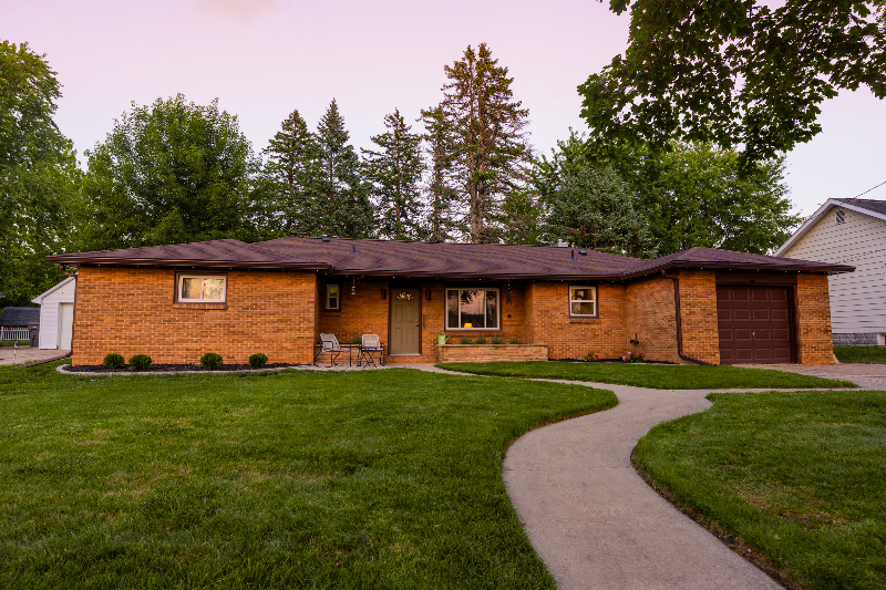 2218 Jefferson Ave - Photo 2 of 19