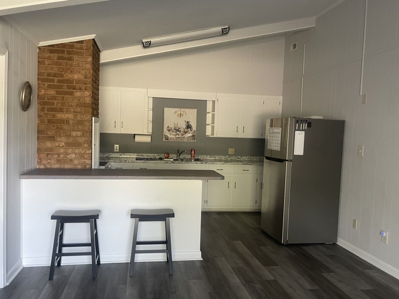 1085 W Shore Dr - Photo 3 of 10