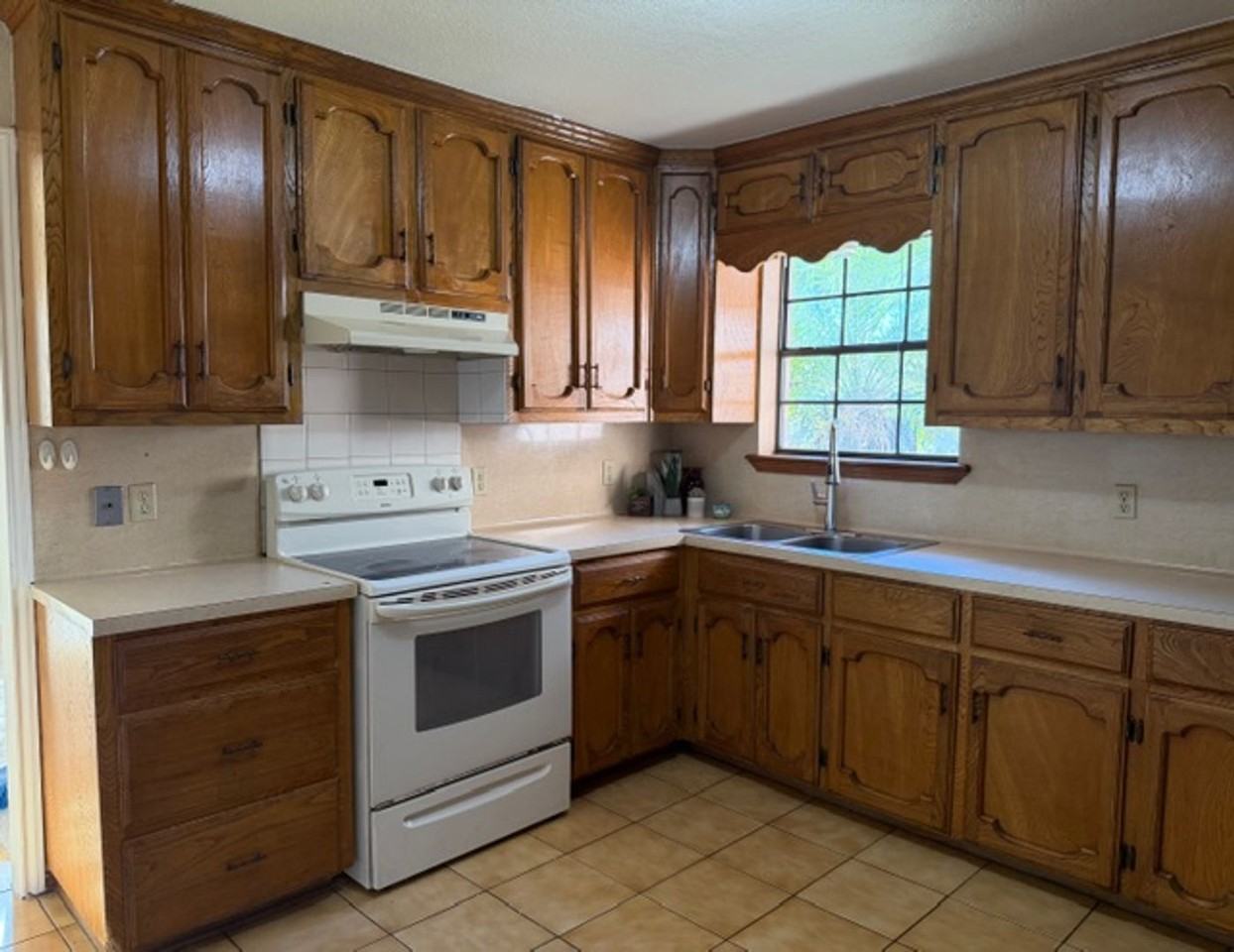 1305 James Cir - Photo 2 of 12