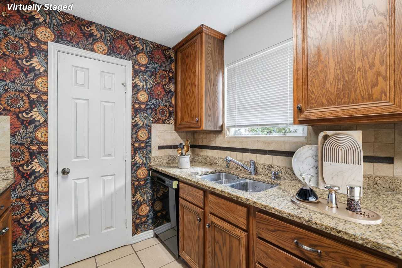 2001 Crabapple Drive - Photo 3 of 16