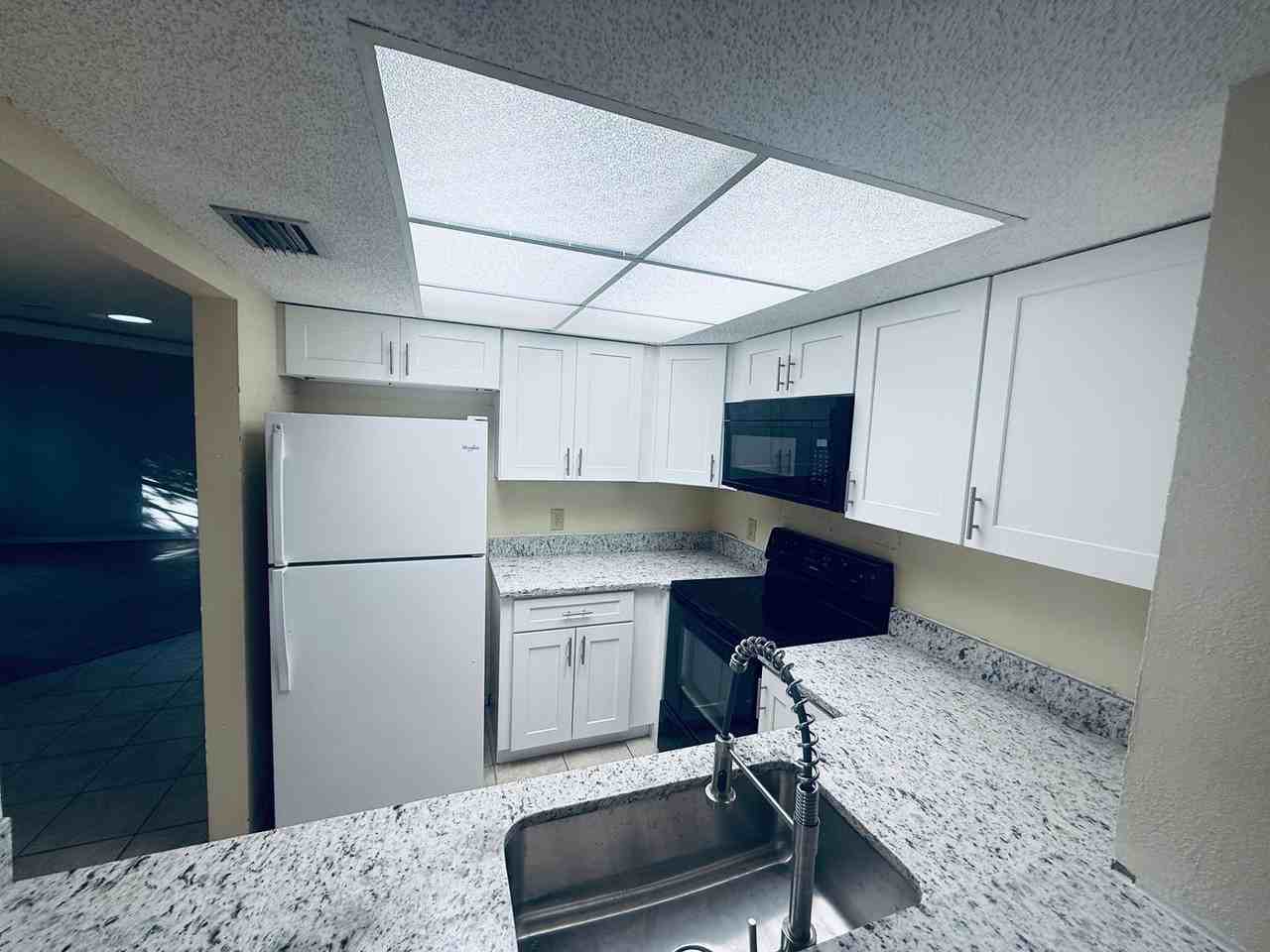 915 Sonesta Ave Ne #203 - Photo 6 of 28