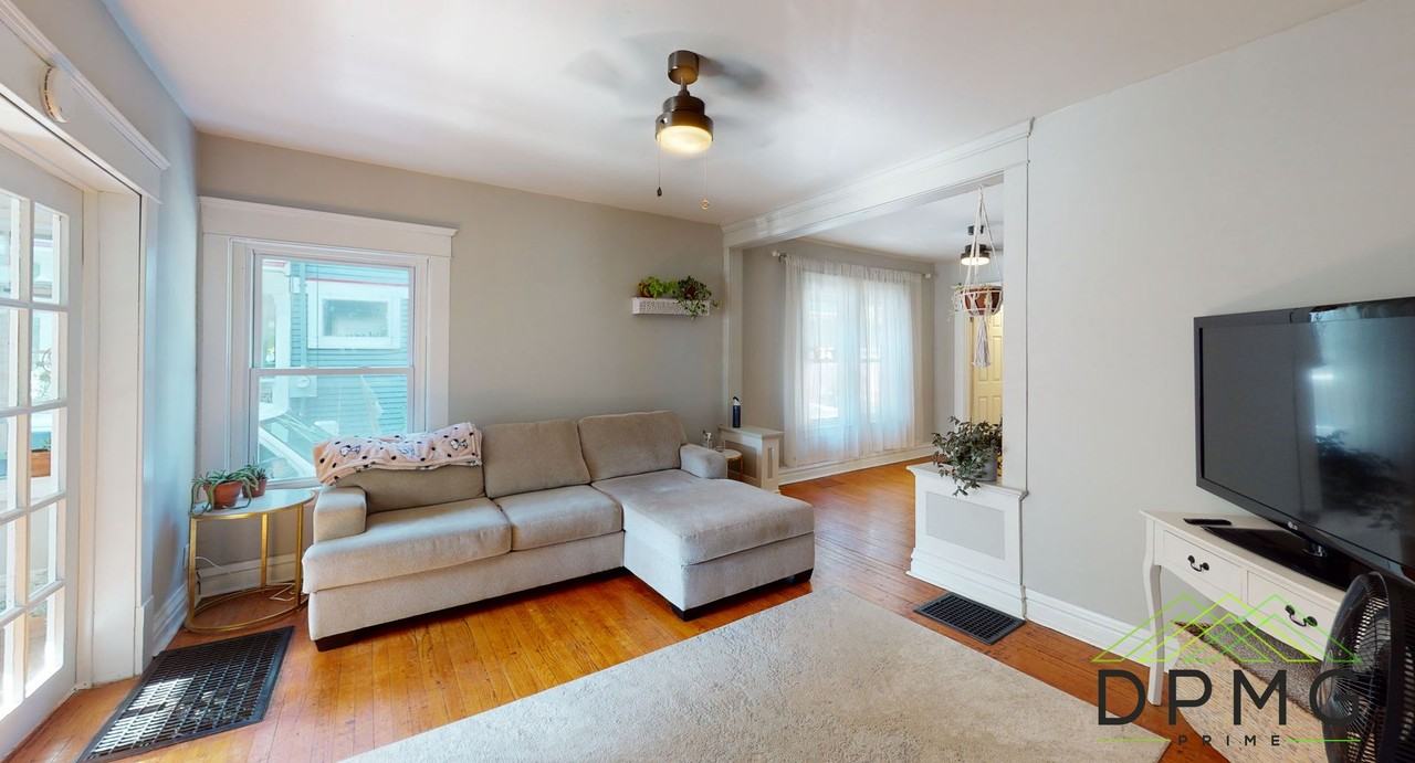 132 S Clemens Ave - Photo 3 of 50