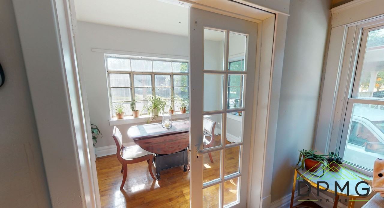 132 S Clemens Ave - Photo 4 of 50