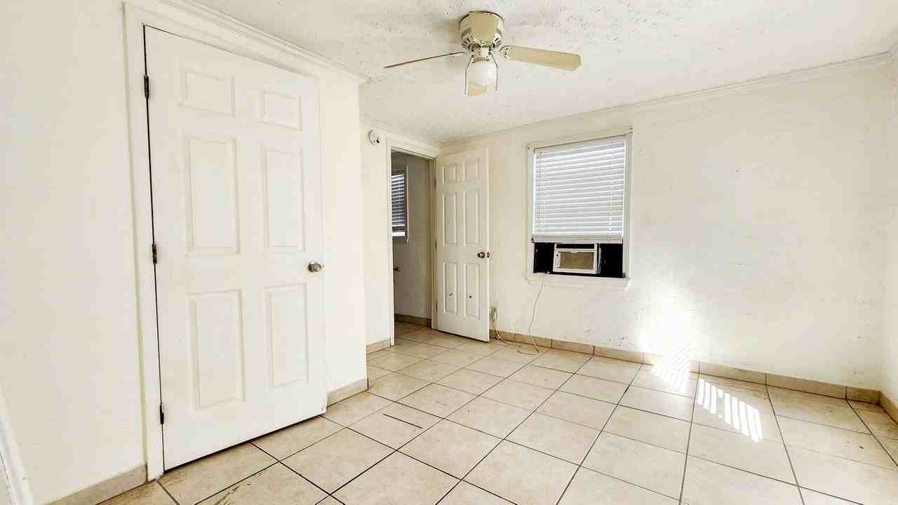 400B Albatross St - Photo 2 of 6
