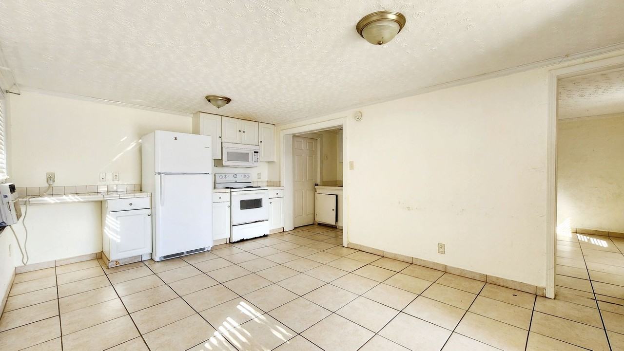 400B Albatross St - Photo 3 of 6