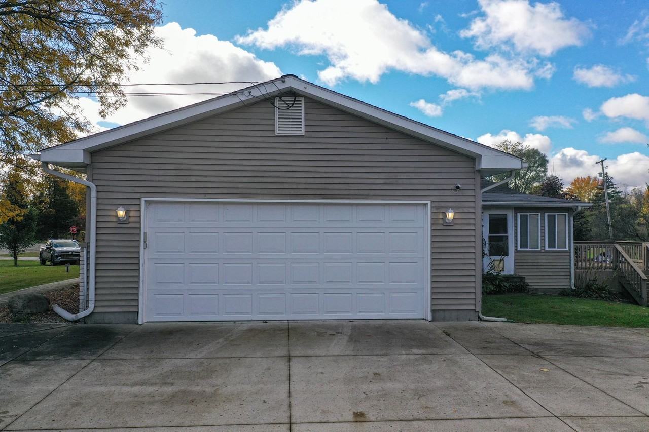 5151 Blossom Dr - Photo 3 of 19