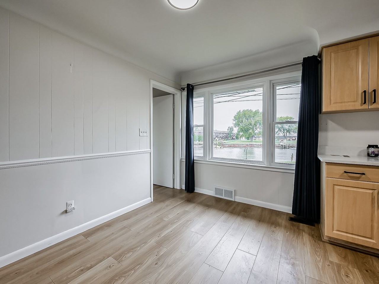 25561 South River Road - Photo 7 of 39