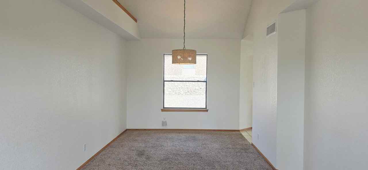1112 Chiricahua Dr - Photo 3 of 27