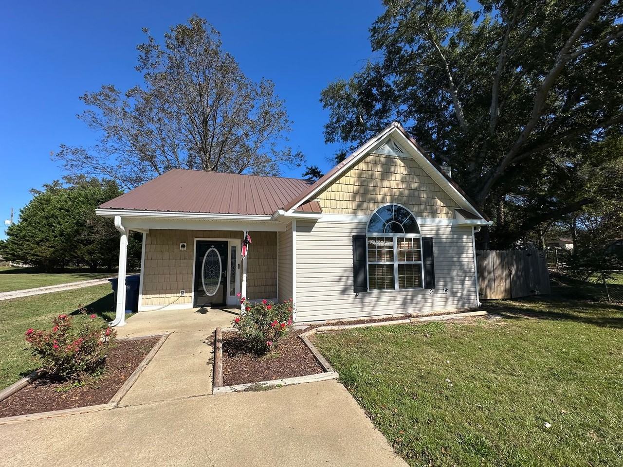 1311 Circle Dr - Photo 2 of 24