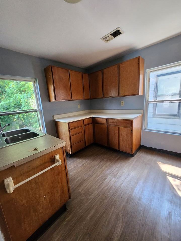 1101 Pennsylvania Ave #2 - Photo 4 of 7