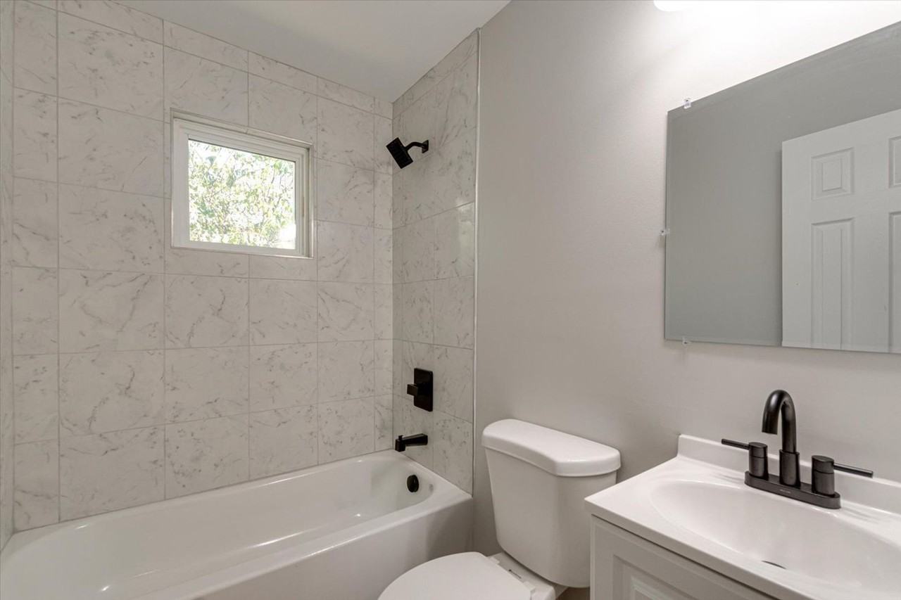 2203 Milne St - Photo 4 of 30