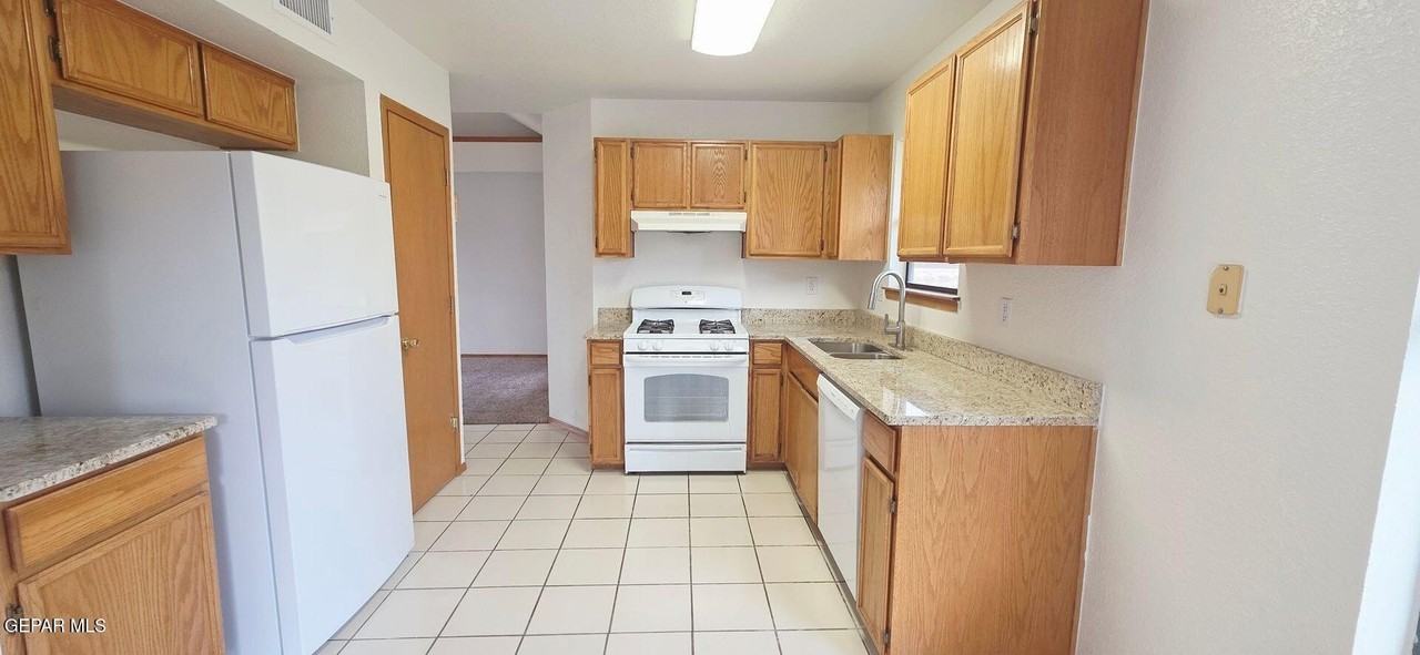 1112 Chiricahua Drive - Photo 6 of 25