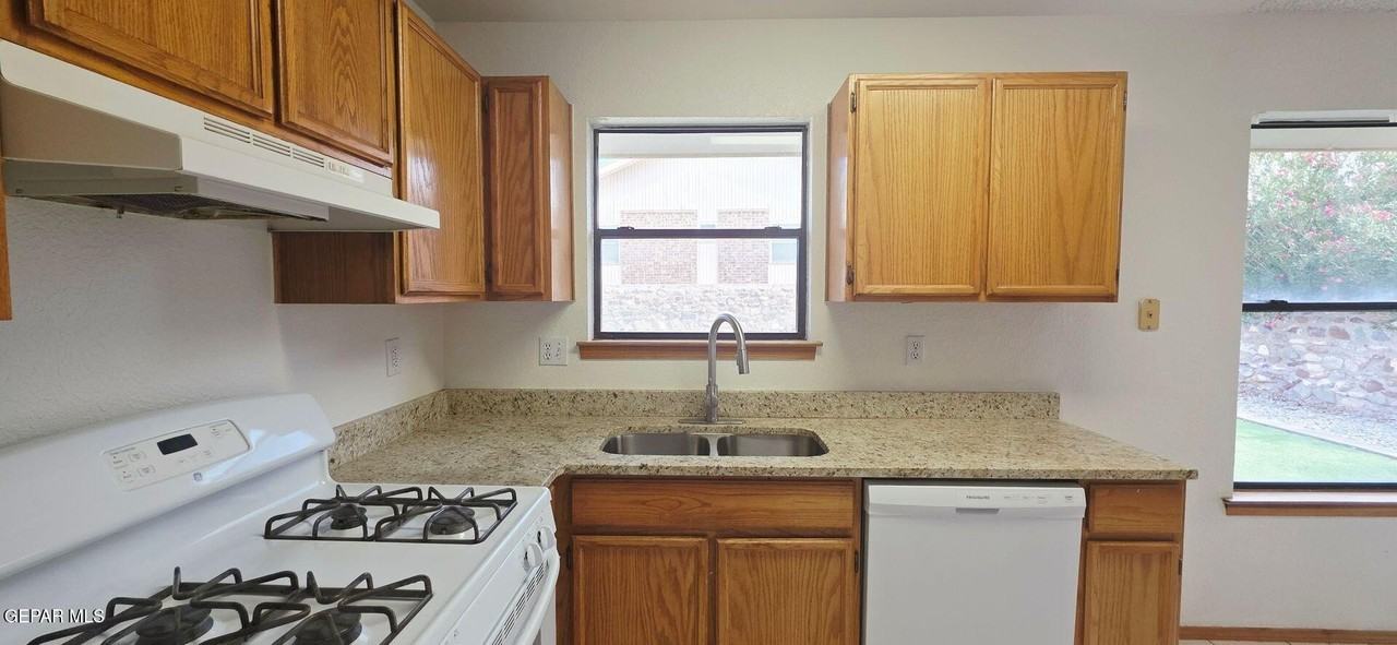 1112 Chiricahua Drive - Photo 7 of 25