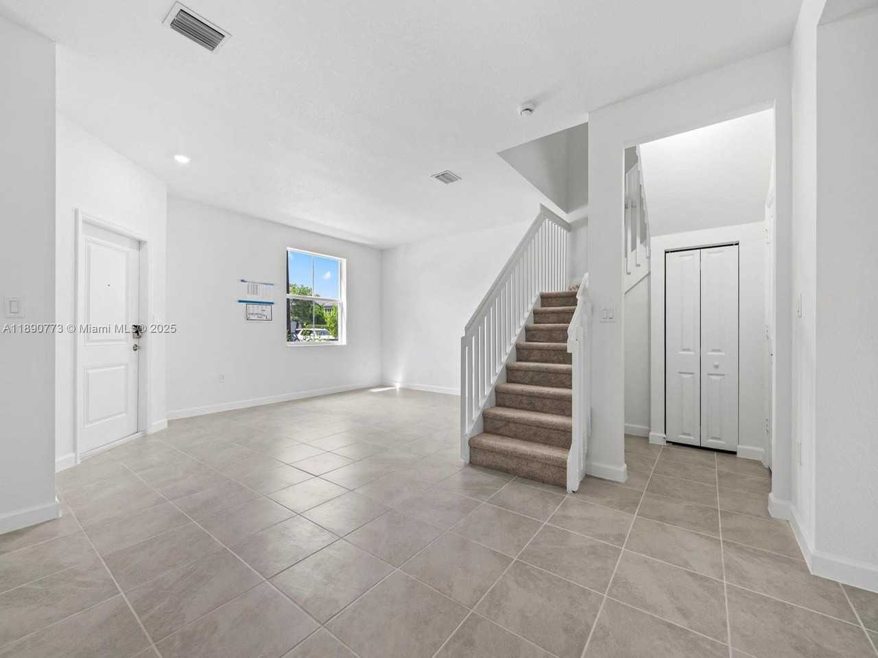 1525 Se 27th Rd - Photo 3 of 9