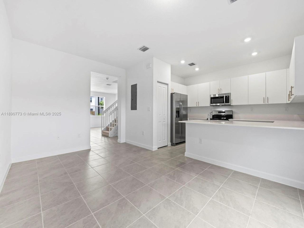 1525 Se 27th Rd - Photo 6 of 9