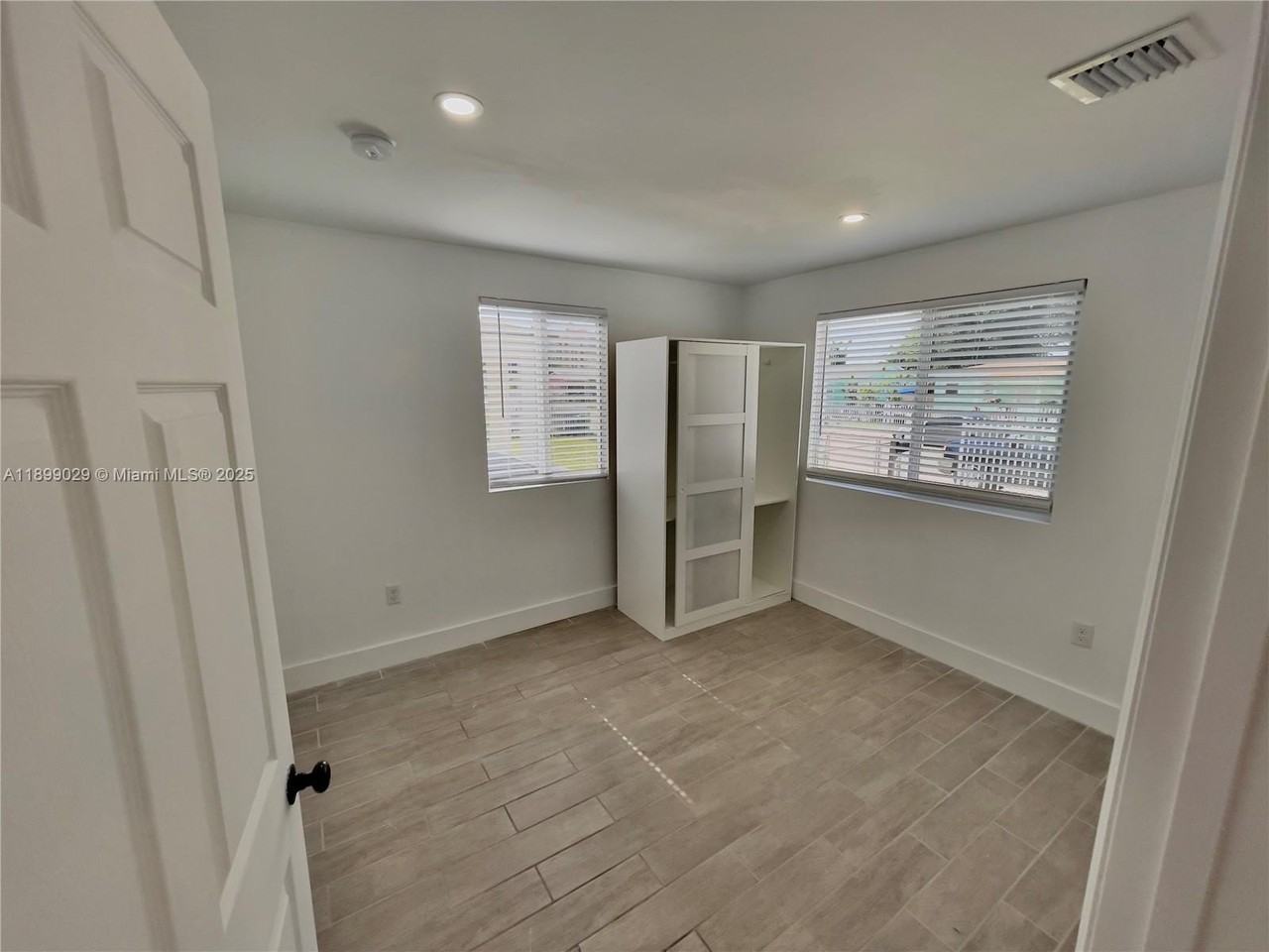 1551 Nw 55th St #F - Photo 4 of 8