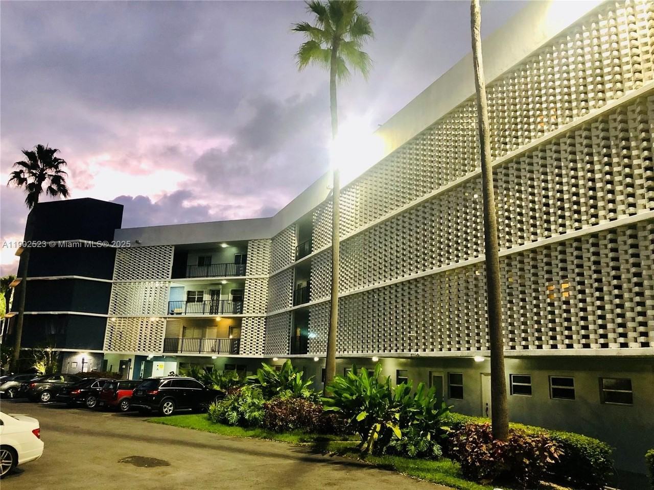 877 Ne 195th St #122