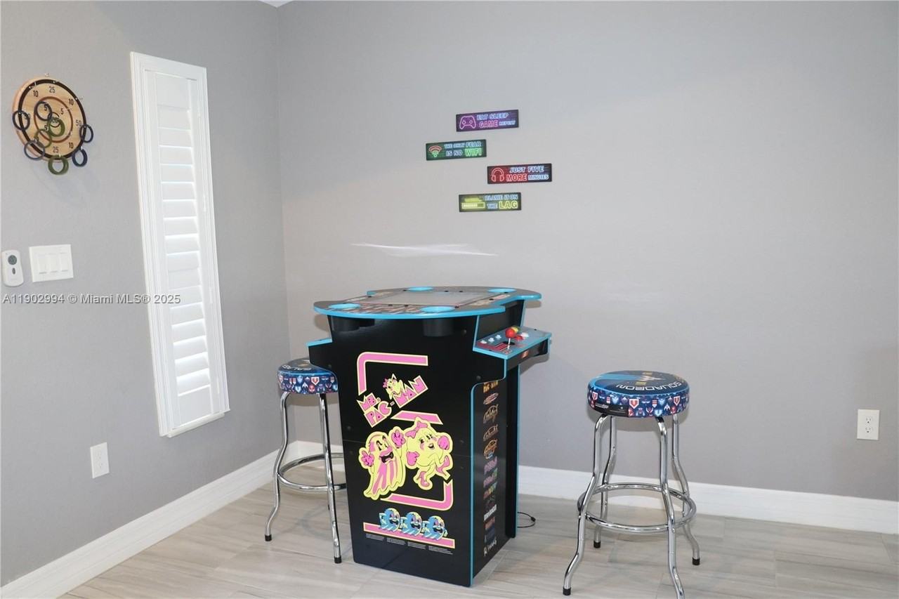 4407 Sw 16th Pl #0 - Photo 5 of 18