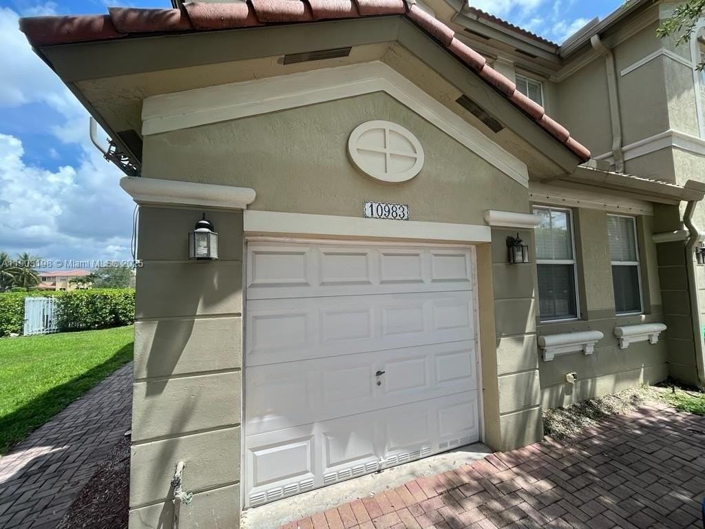 10983 Nw 79th St - Photo 2 of 33