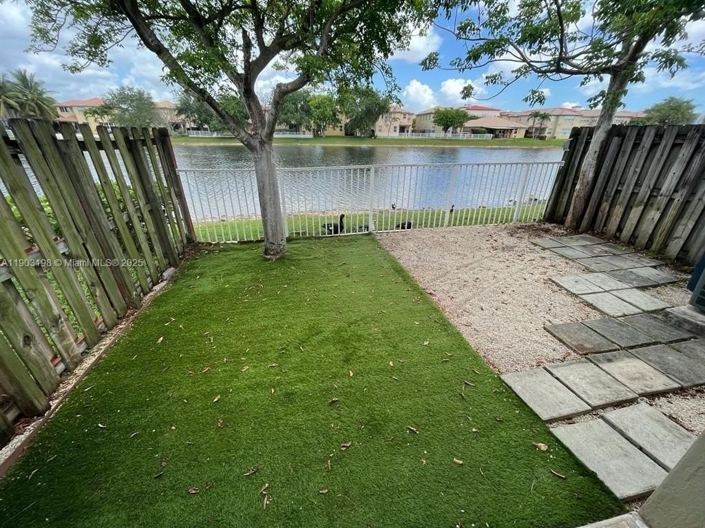 10983 Nw 79th St - Photo 4 of 33