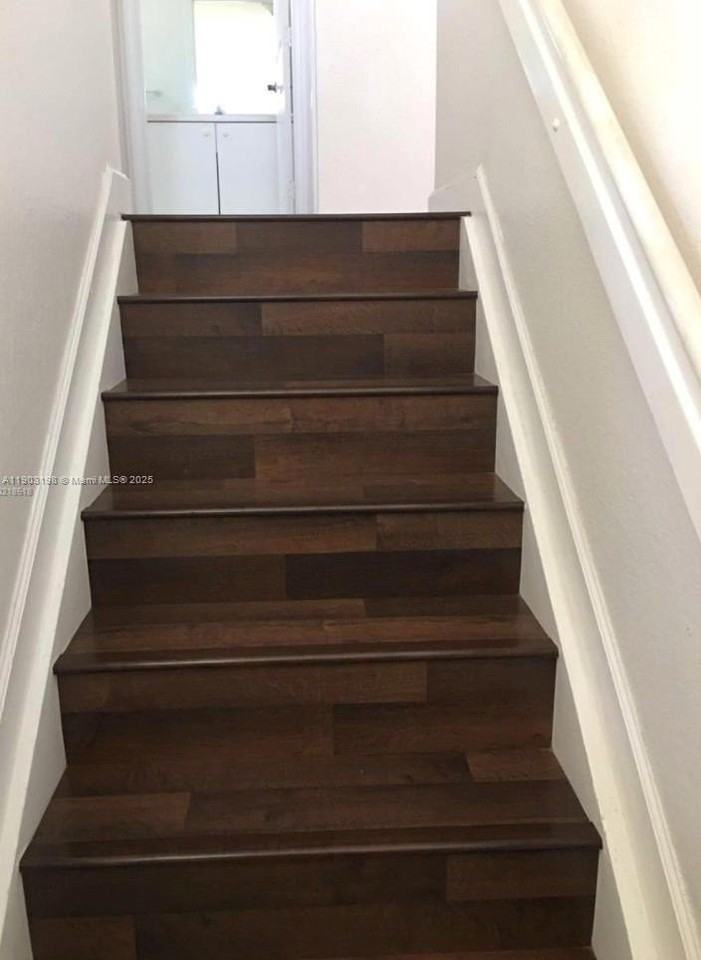 10983 Nw 79th St - Photo 6 of 33