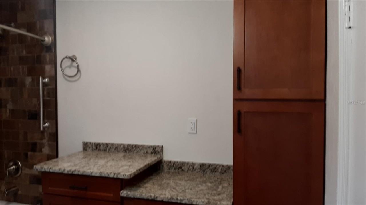 3801 Nw 6th St - Photo 5 of 19