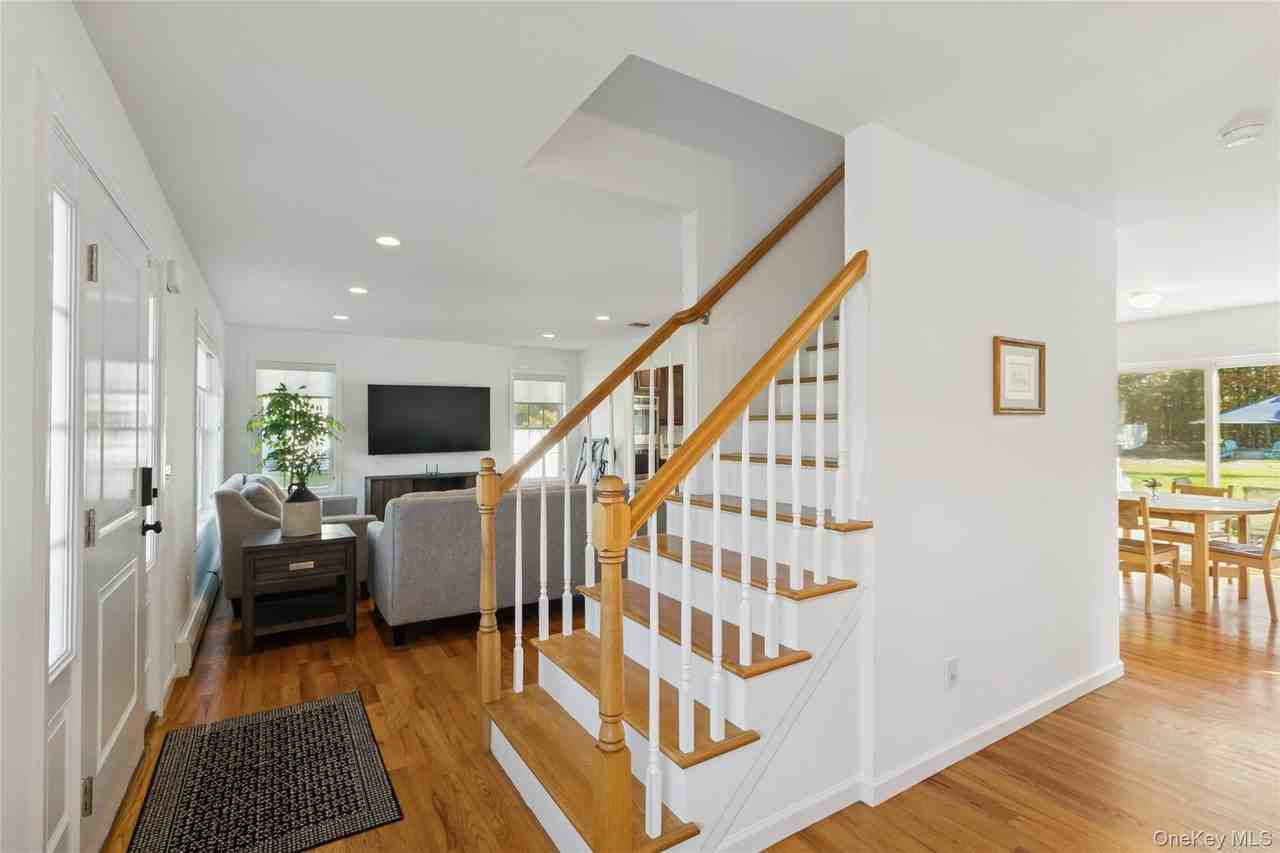 16 Mastro Ct - Photo 3 of 34