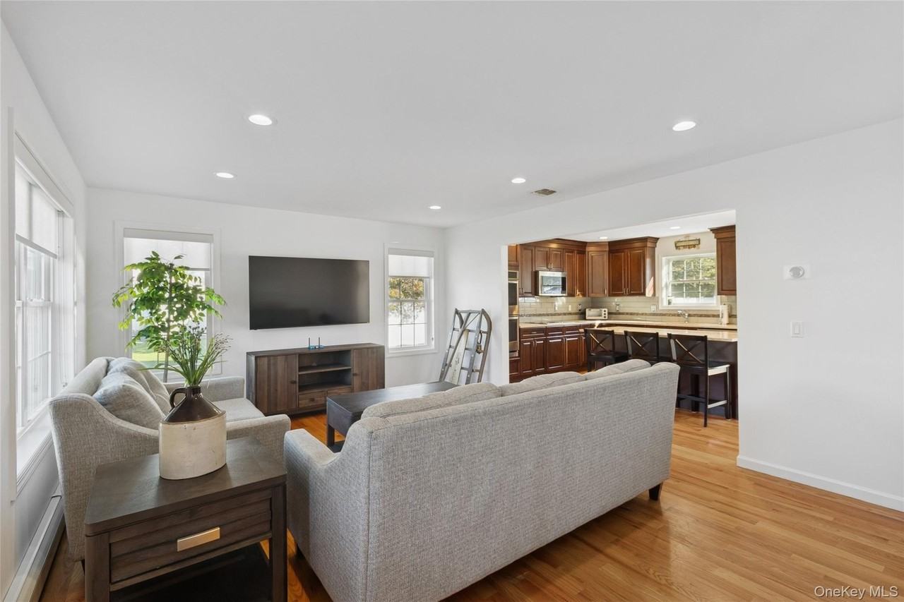 16 Mastro Ct - Photo 4 of 34