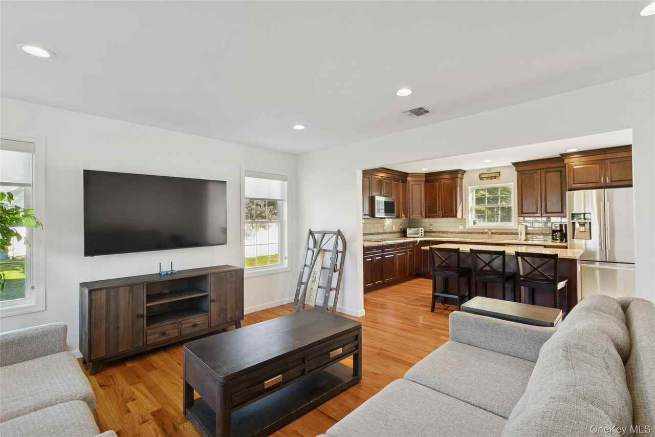 16 Mastro Ct - Photo 7 of 34