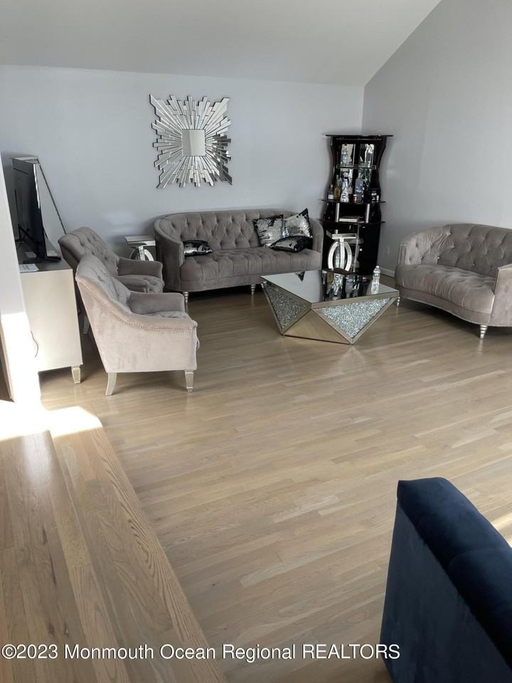 8 Dwight Dr - Photo 3 of 15