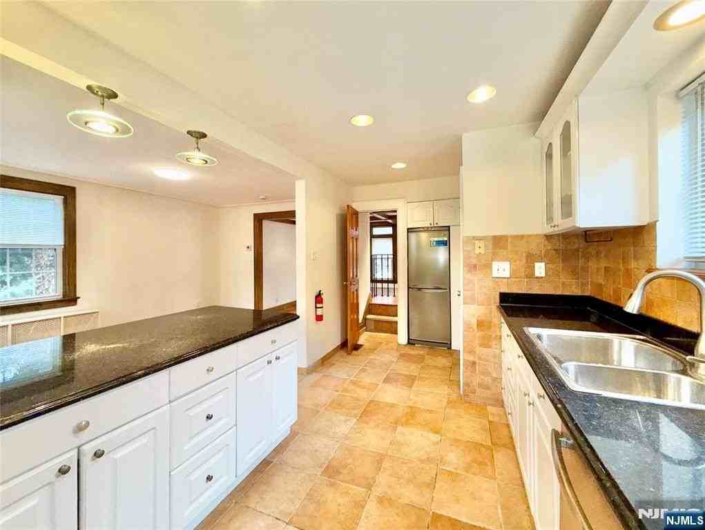 455 Hillside Ave - Photo 5 of 21