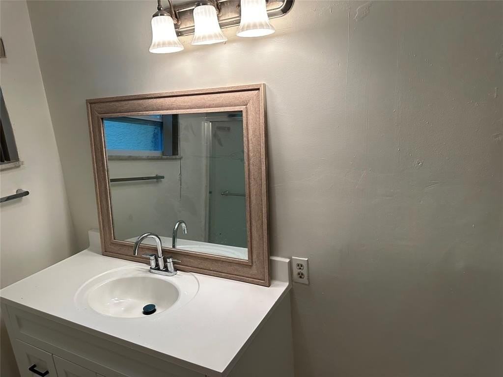 3513 Nw 33rd St - Photo 4 of 10