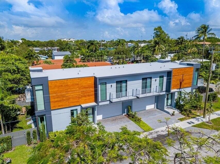 925 Ne 6th St - Photo 2 of 24