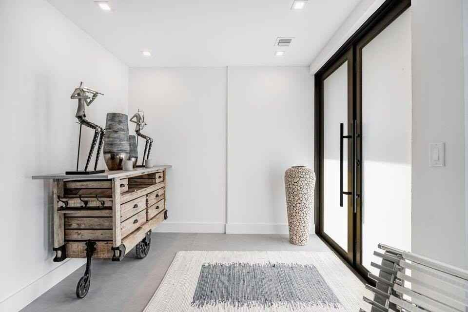 925 Ne 6th St - Photo 3 of 24