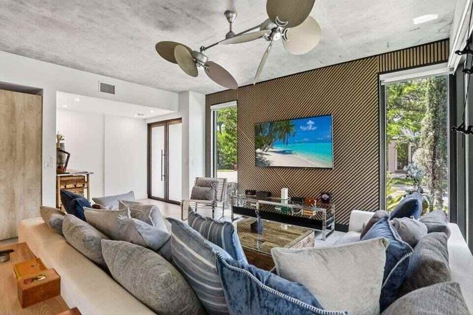 925 Ne 6th St - Photo 4 of 24