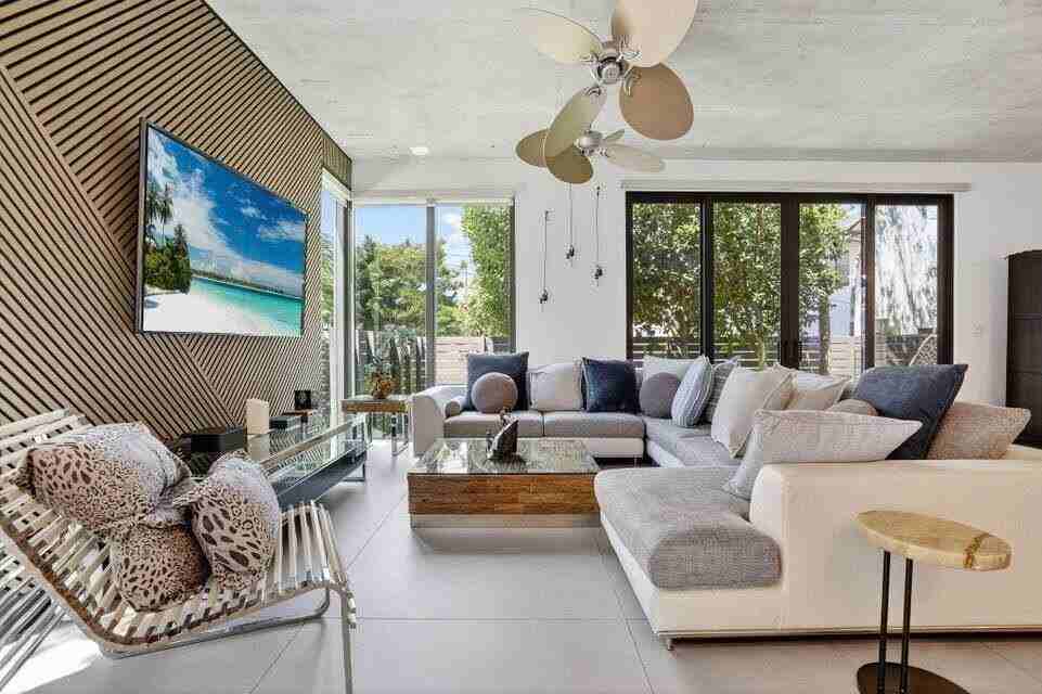 925 Ne 6th St - Photo 5 of 24