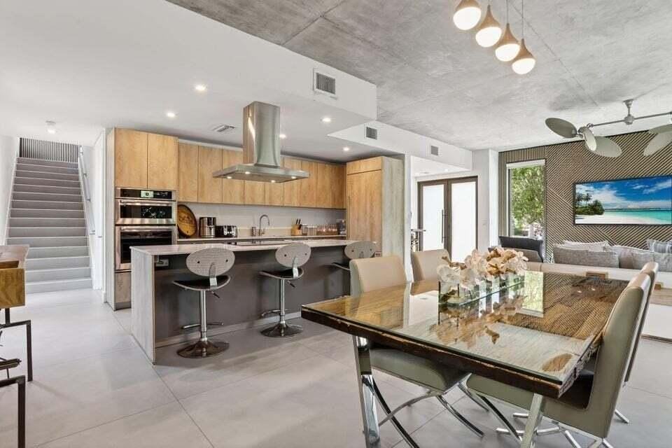 925 Ne 6th St - Photo 7 of 24