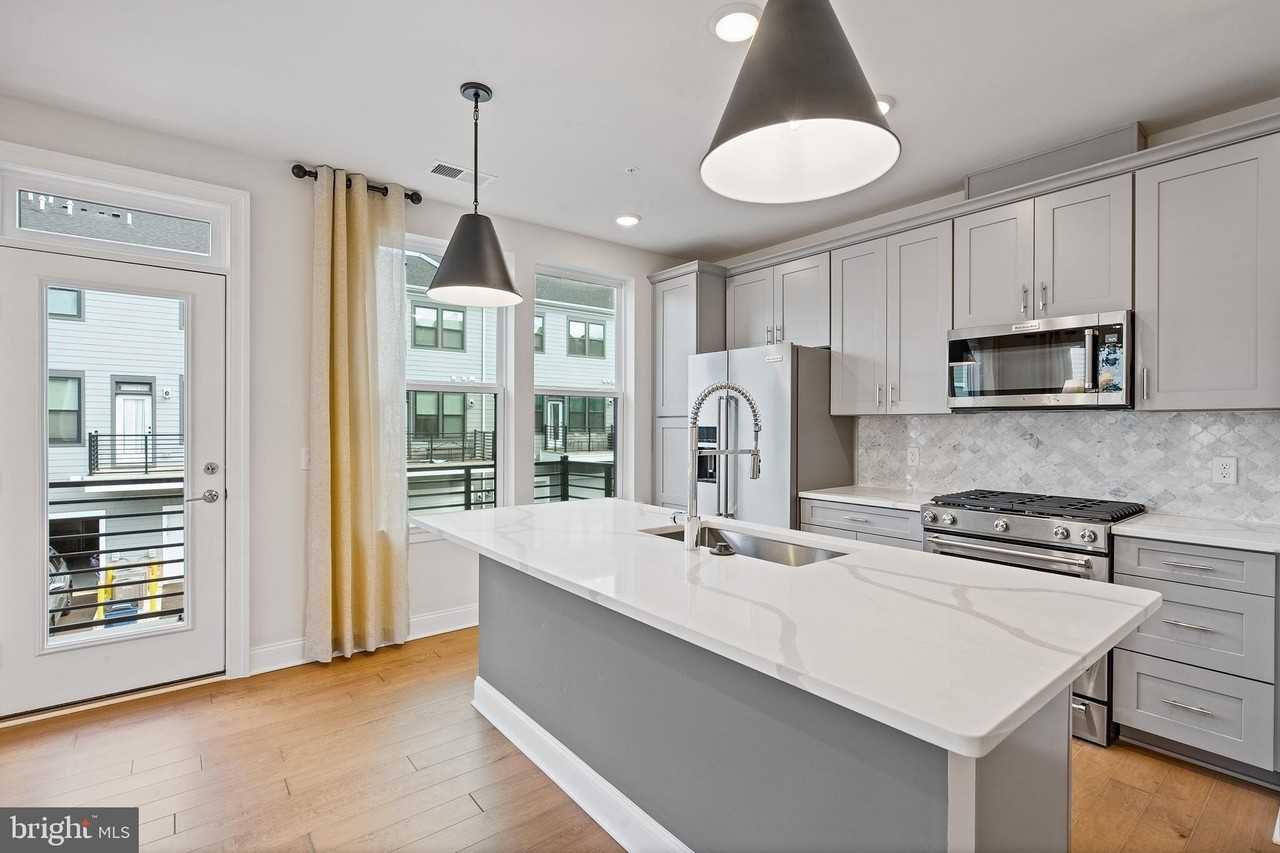 715 Parker Boulevard - Photo 3 of 35