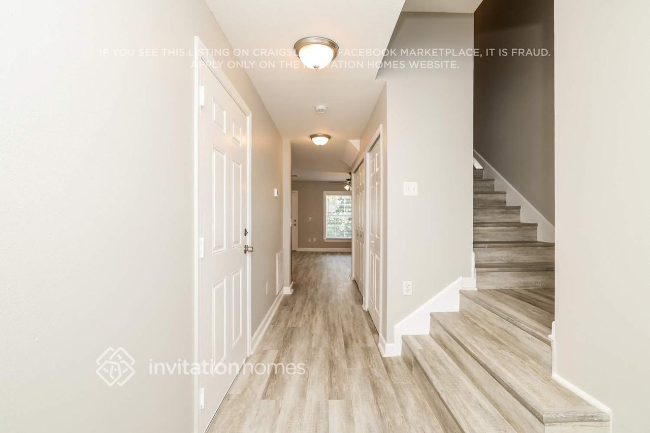 180 Carol Susan Lane - Photo 4 of 18