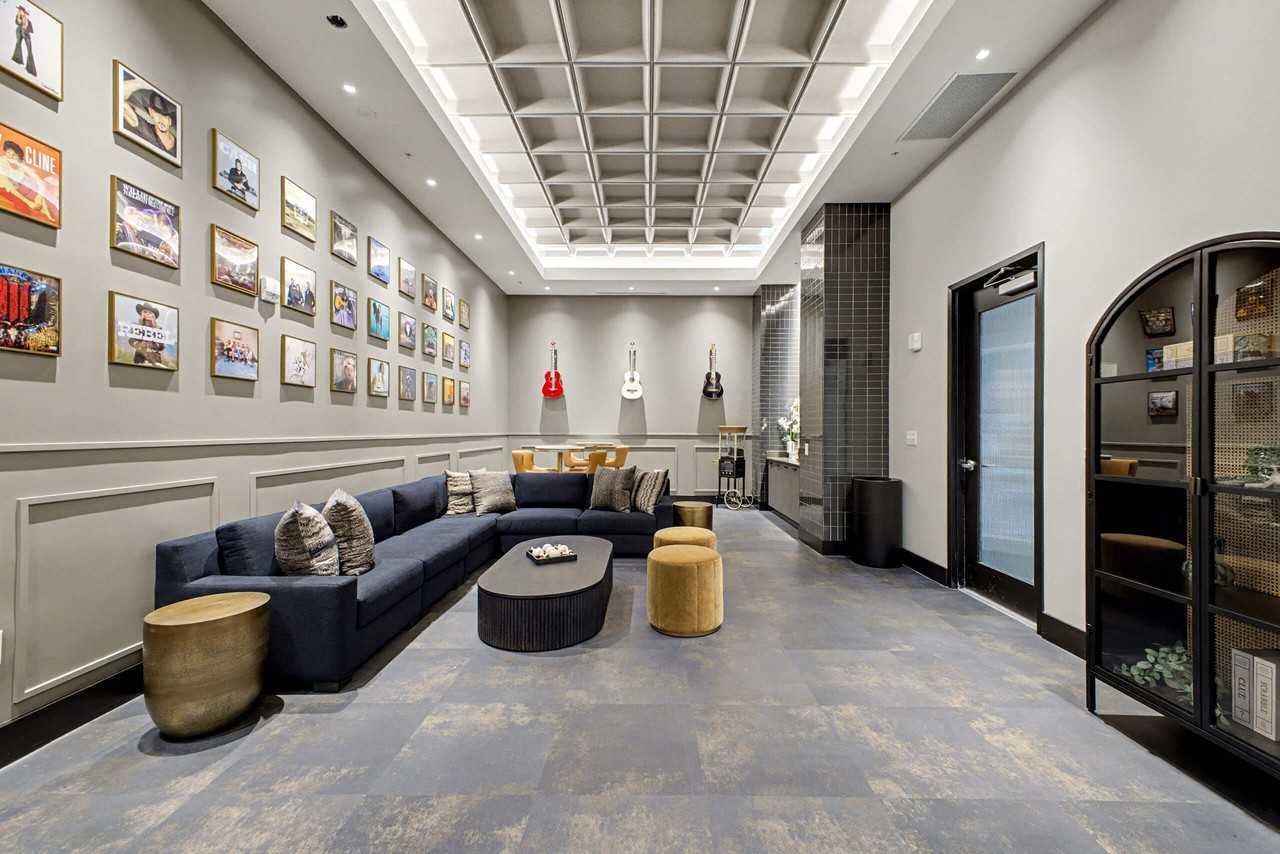 Grace - Photo 3 of 50