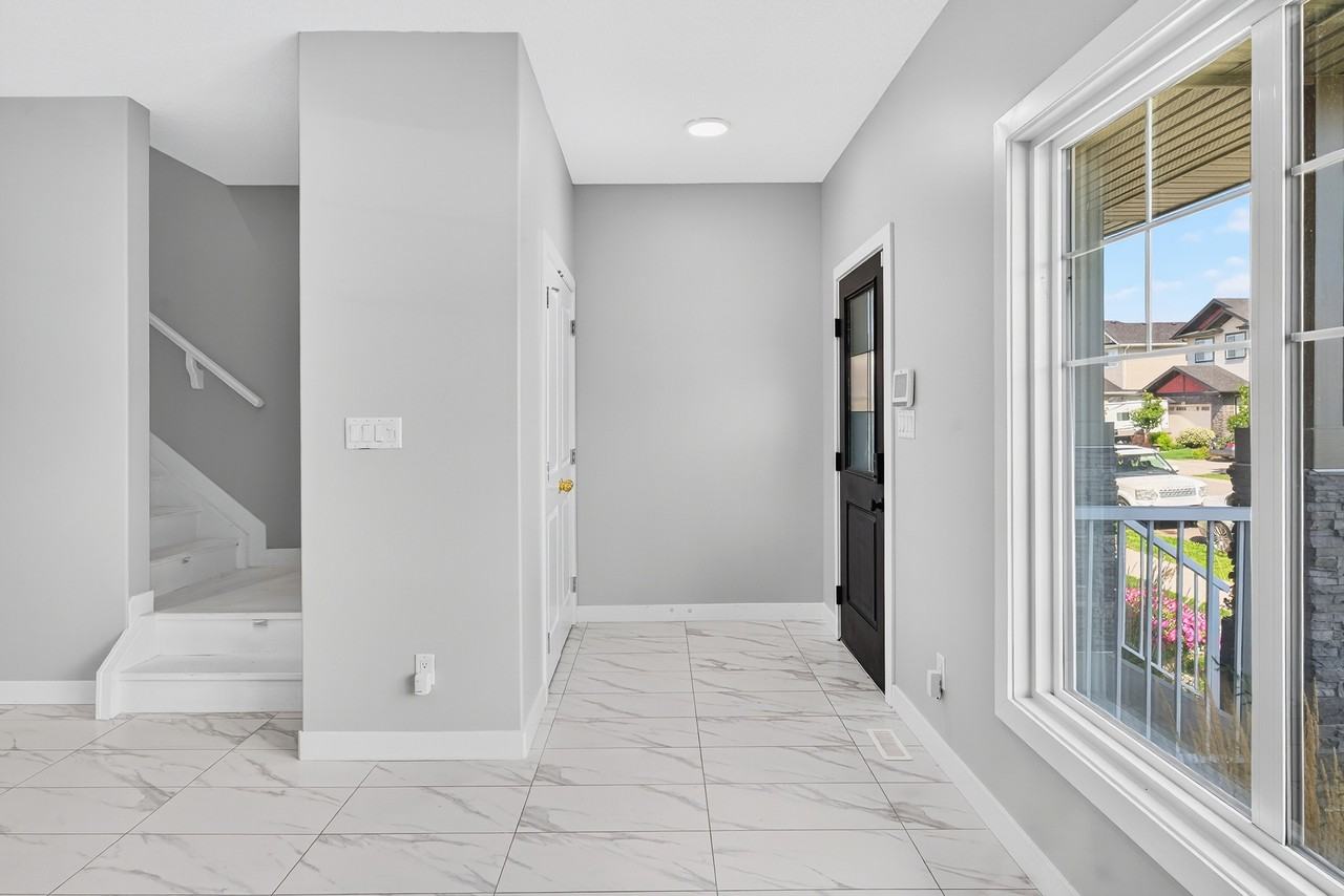 4710 35 Street - Photo 3 of 33