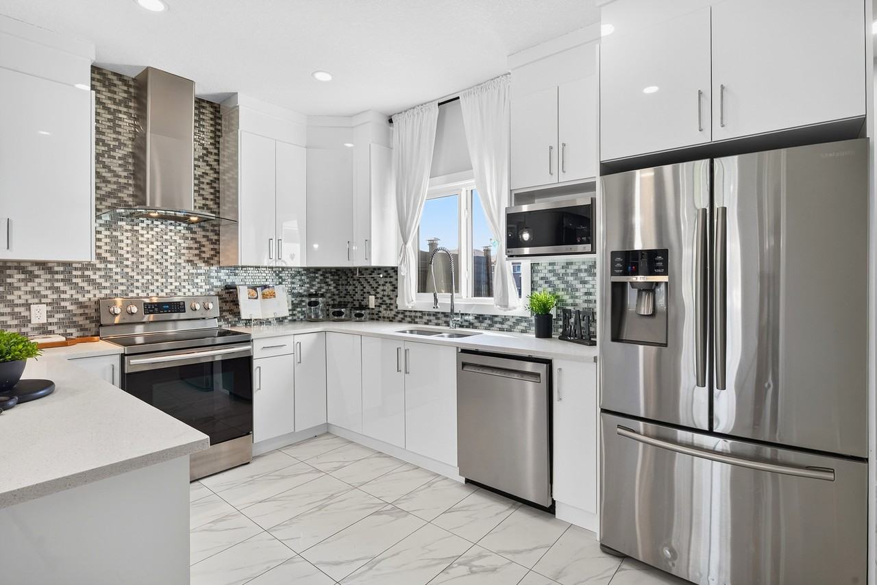 4710 35 Street - Photo 4 of 33