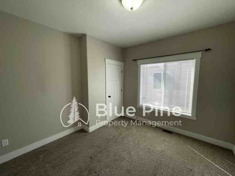 700 S Saturn Ave #A - Photo 2 of 17