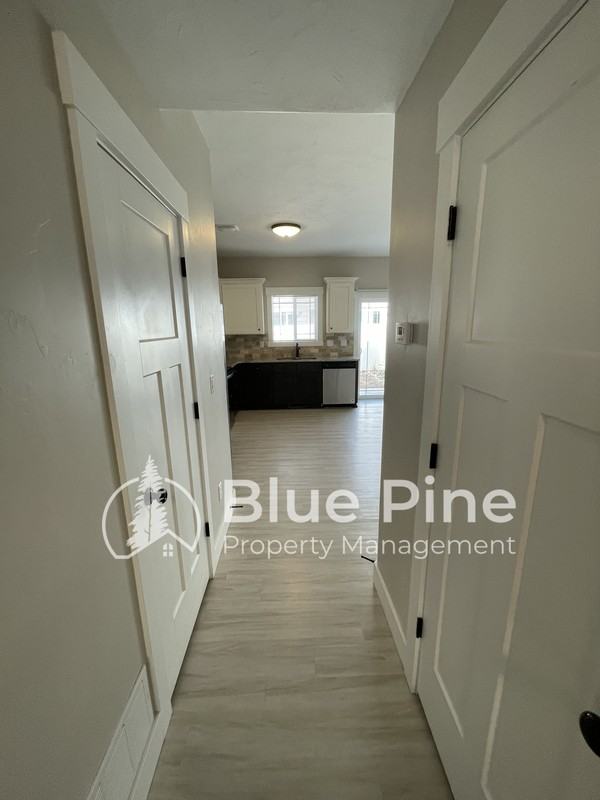 700 S Saturn Ave #A - Photo 4 of 17