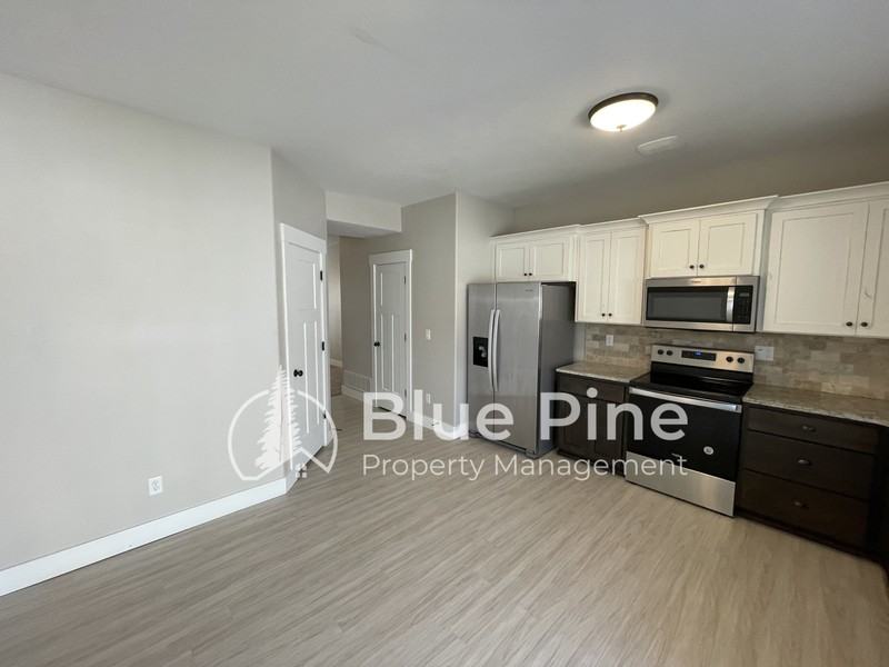 700 S Saturn Ave #A - Photo 5 of 17