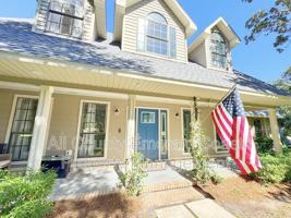 featured image of 805 Harbor Ln