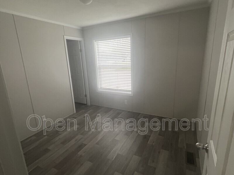 916 3 1/3 Ave E - Photo 4 of 8