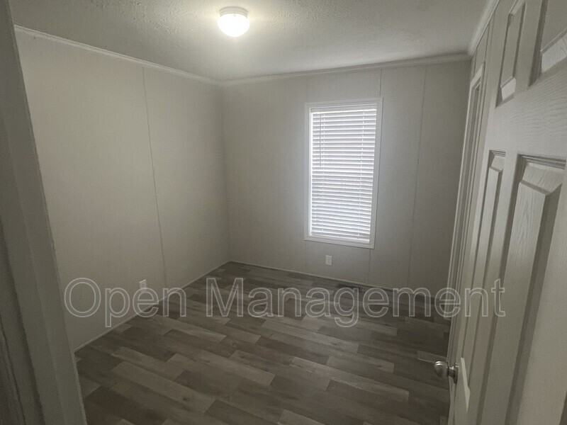 916 3 1/3 Ave E - Photo 5 of 8