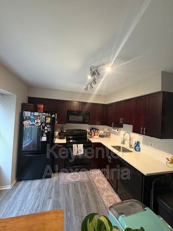 5822 Bridgetown Ct - Photo 7 of 33